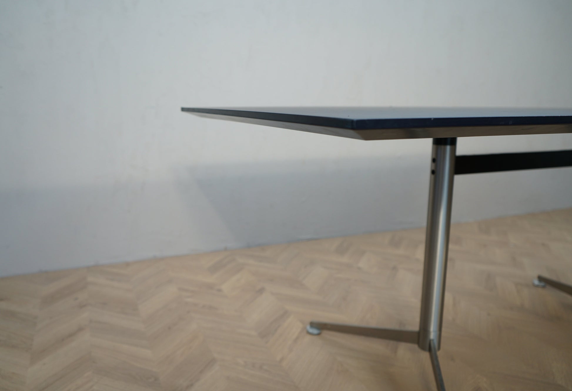 Frontdetalje af Paustian Spinal mødebord med sort linoleum og affaset kant.