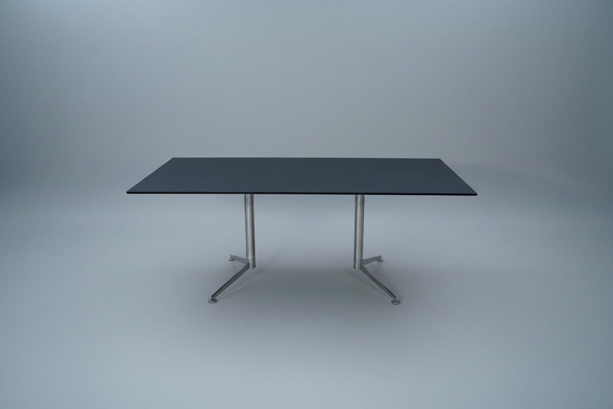 Paustian Spinal mødebord 180x90 cm med sort linoleum set forfra.