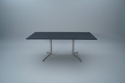 Paustian Spinal mødebord 180x90 cm med sort linoleum set forfra.