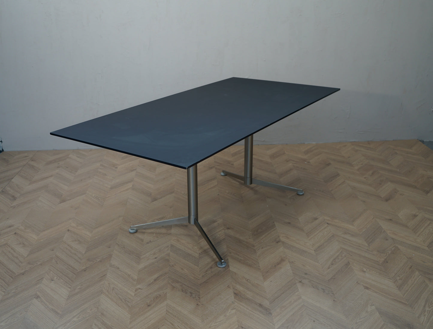 Paustian Spinal mødebord 180x90 cm i sort linoleum set fra skrå vinkel.