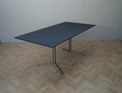 Paustian Spinal mødebord 180x90 cm i sort linoleum set fra skrå vinkel.