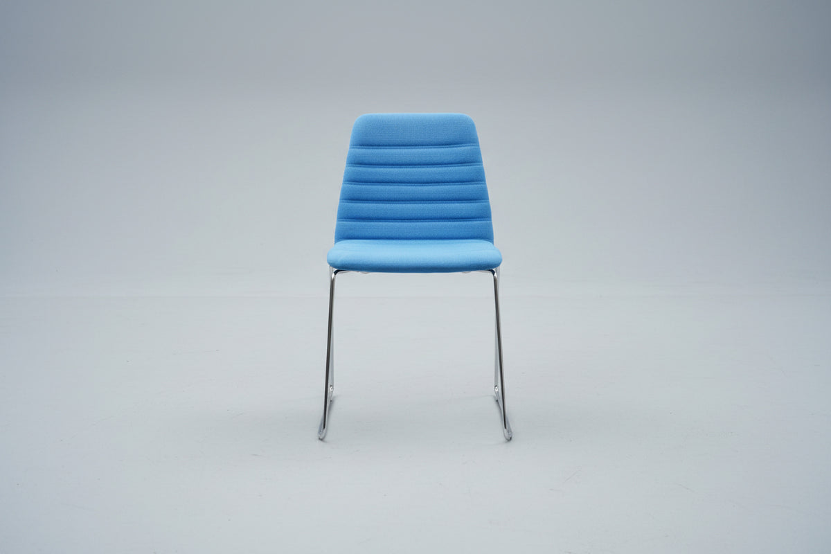 Paustian Spinal mødestol designet af Paul Leroy med blå polstring og krom medestel set forfra