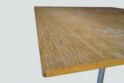 Close-up af eg bordplade på Paustian Spinal spisebord med udtræk