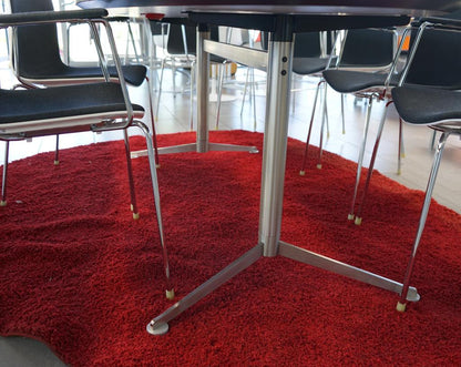 Underside af Paustian Spinal spisebord med kromben og kurvede detaljer – robust konstruktion og eksklusivt håndværk.