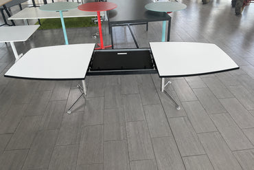 Paustian Spinal spisebord i sort 220x110 cm set forfra med udtræk, hvor bordpladen har delt – smart og funktionelt design.