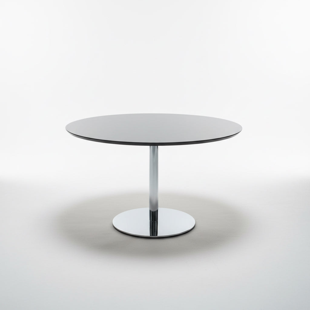 Pedrali 3D rundt cafébord Ø120 med antracitgrå bordplade og krom stel set forfra