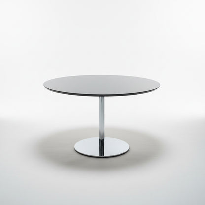 Pedrali 3D rundt cafébord Ø120 med antracitgrå bordplade og krom stel set forfra