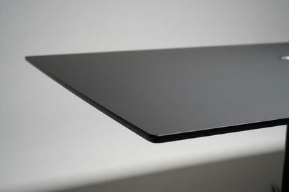 Close-up af sort linoleumsoverflade og kantdetaljer på Pedrali konferencebord.