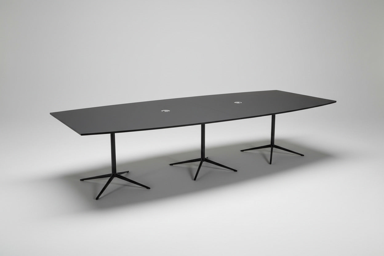 Pedrali konferencebord i sort linoleum set forfra, 330x130 cm, med tøndeformet design.