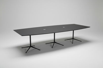 Pedrali konferencebord i sort linoleum set forfra, 330x130 cm, med tøndeformet design.