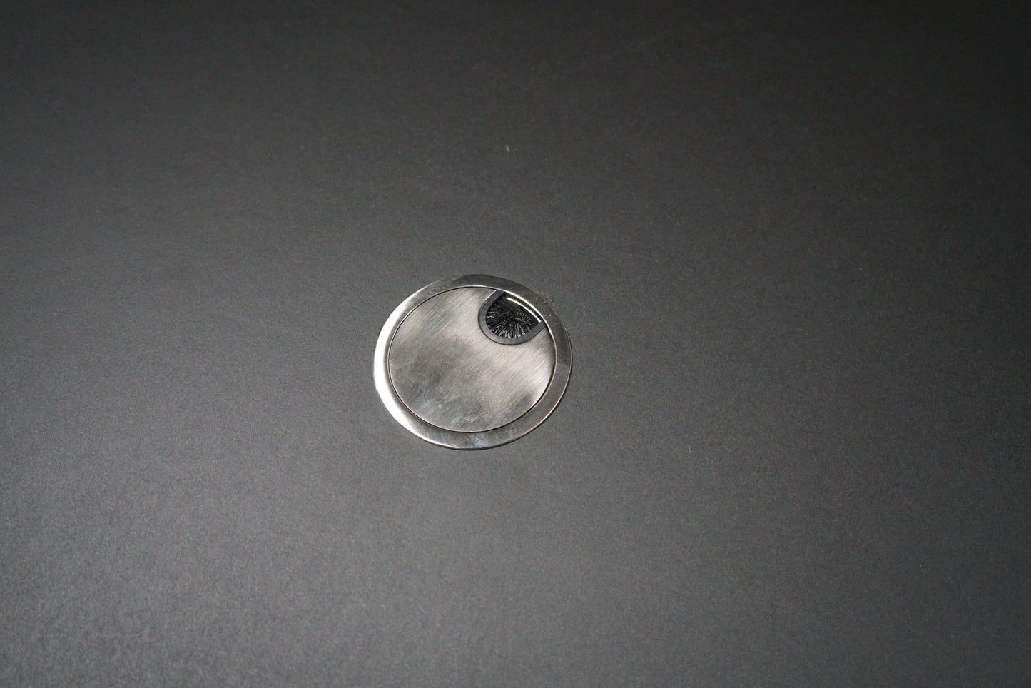 Kabelgennemføring på Pedrali konferencebord i sort linoleum til kabler og mødeudstyr.