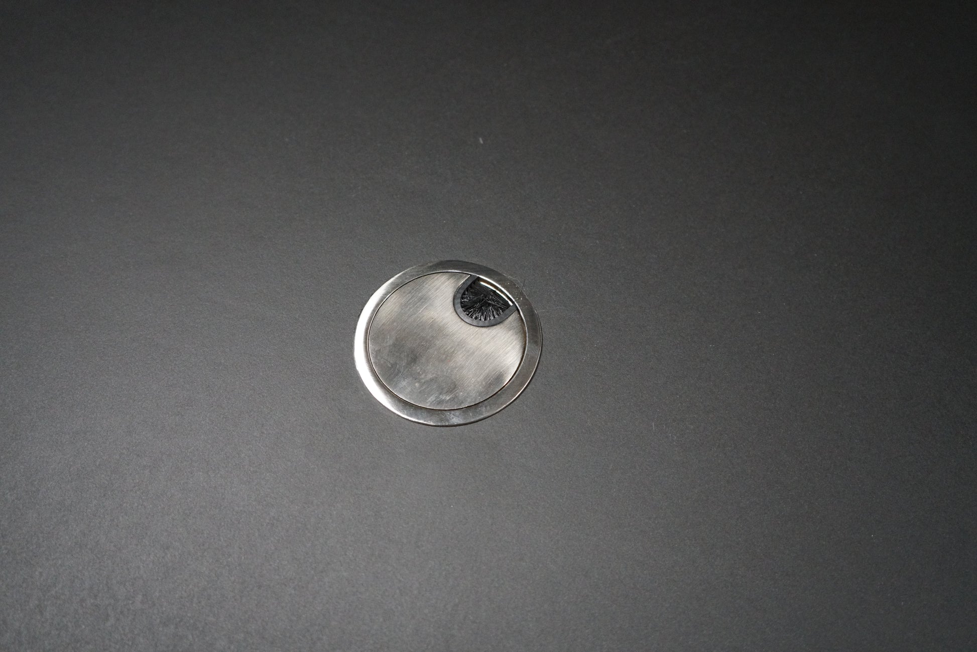 Kabelgennemføring på Pedrali konferencebord i sort linoleum til kabler og mødeudstyr.