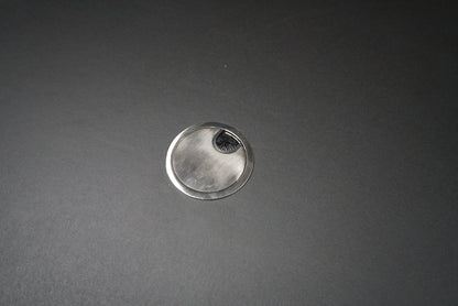 Kabelgennemføring på Pedrali konferencebord i sort linoleum til kabler og mødeudstyr.