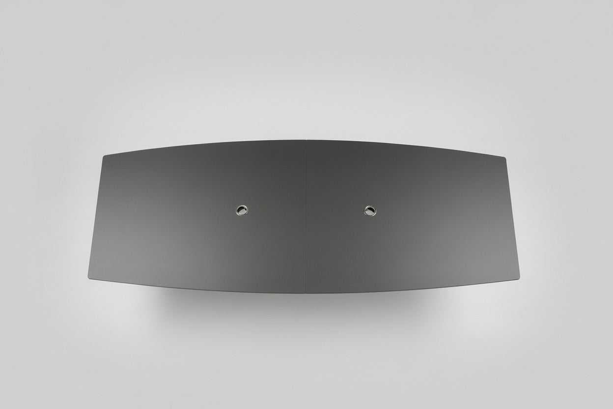 Pedrali konferencebord i sort linoleum set oppefra med tøndeformet bordplade og to kabelgennemføringer.