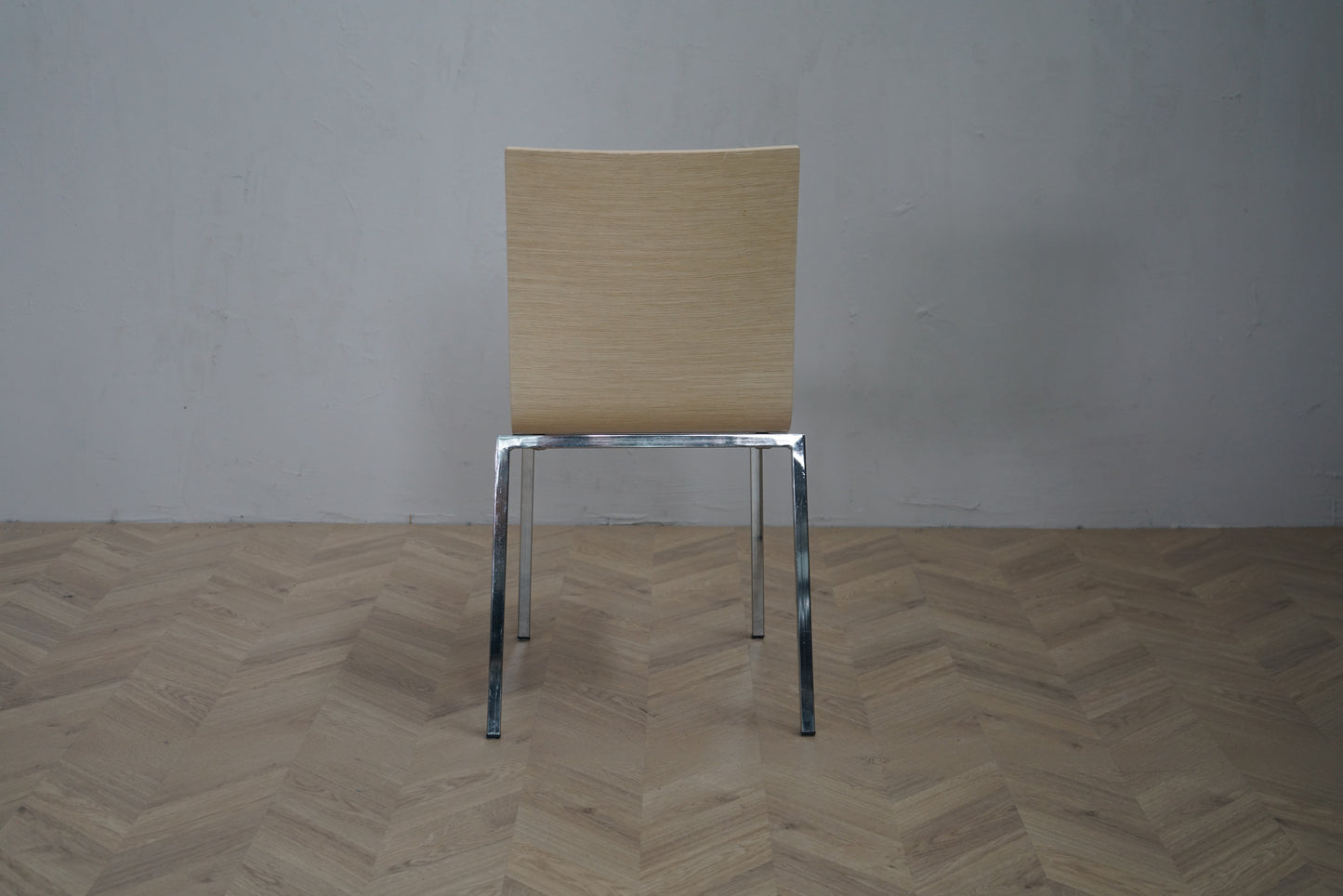 Pedrali Kuadra spisestol i lys egetræ finér med krom stel set bagfra – stilren designstol til konferencerum, kantine og café.