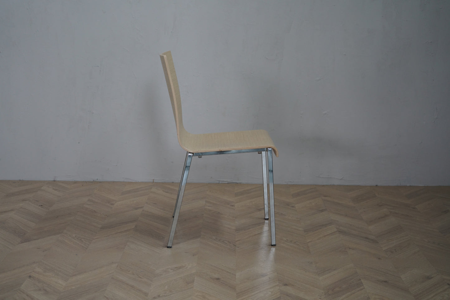 Pedrali Kuadra stol i lys egetræ finér med krom stel set fra siden – elegant design til café, kantine og mødelokale.