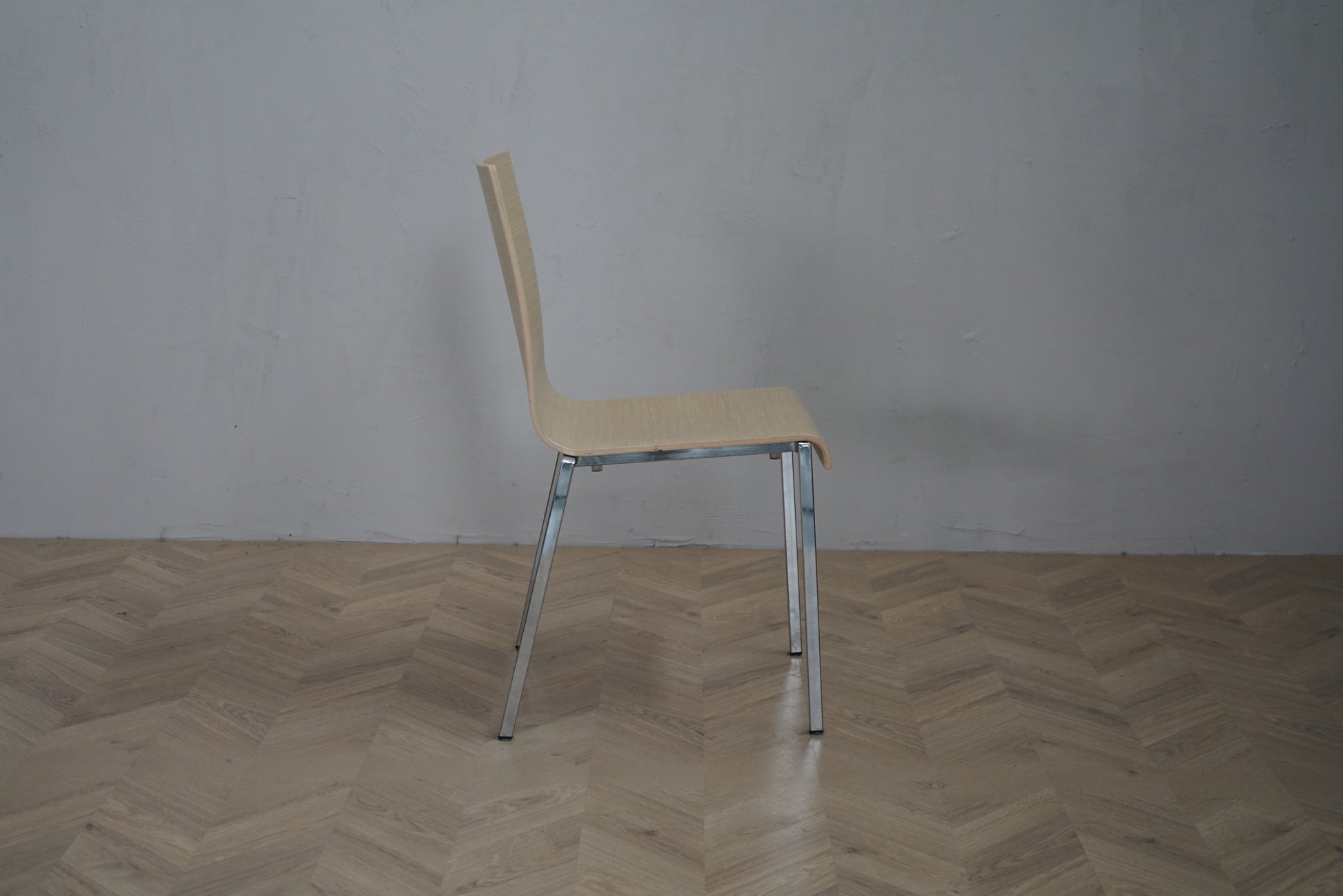 Pedrali Kuadra stol i lys egetræ finér med krom stel set fra siden – elegant design til café, kantine og mødelokale.