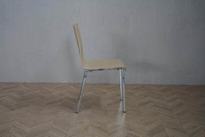 Pedrali Kuadra stol i lys egetræ finér med krom stel set fra siden – elegant design til café, kantine og mødelokale.