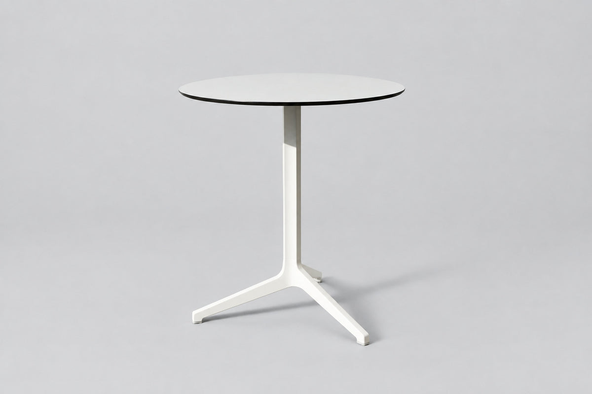 Pedrali rundt cafébord Ø69 cm med hvid laminatbordplade og sort kant – set forfra