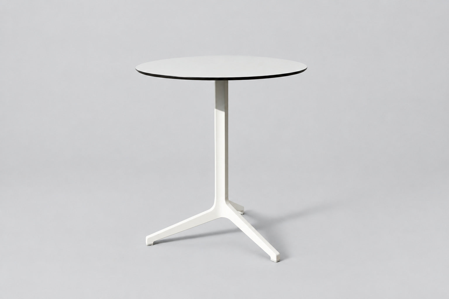 Pedrali rundt cafébord Ø69 cm med hvid laminatbordplade og sort kant – set forfra
