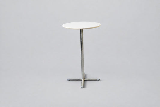 Pedrali ståbord Ø65 H105 cm med hvid rund bordplade og krom krydsfod – set forfra
