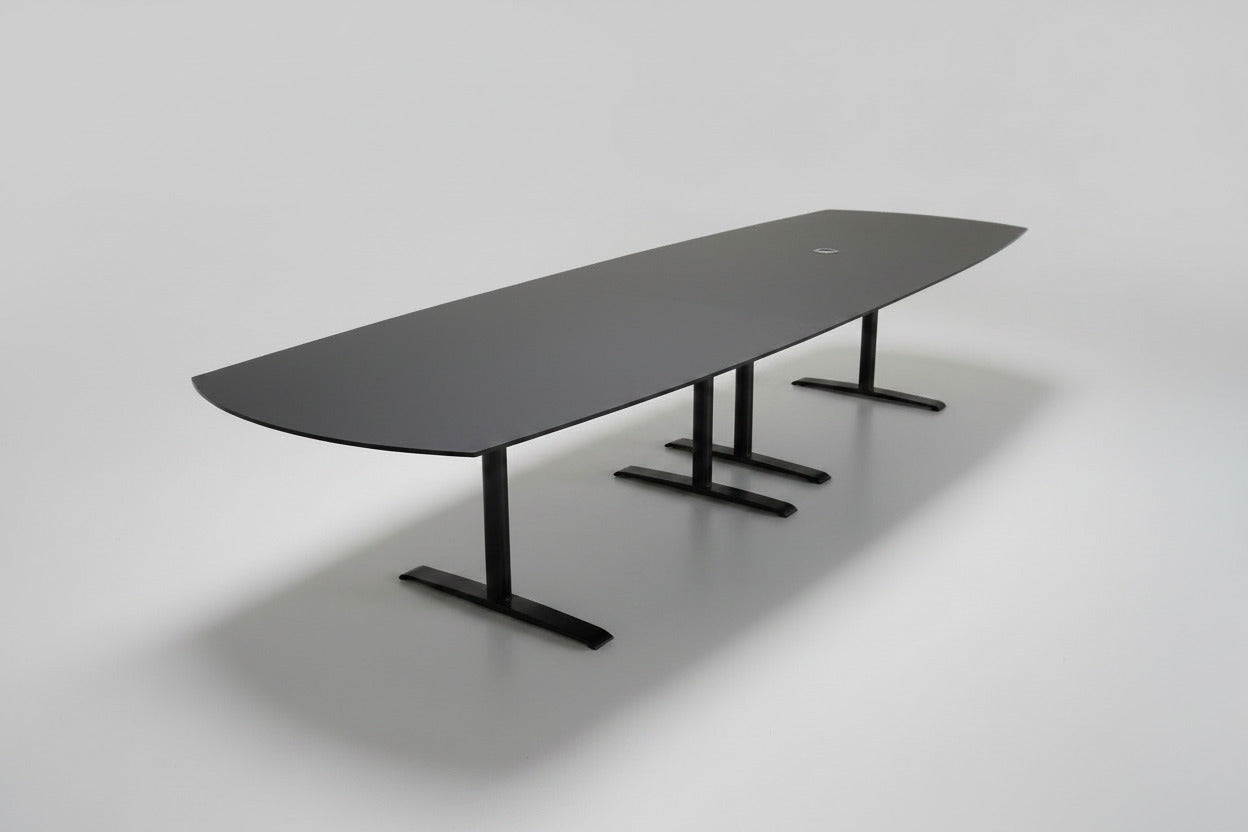 Pedrali tøndeformet konferencebord i sort linoleum 480x120 cm set forfra – eksklusivt mødebord til konferencerum og bestyrelseslokaler.