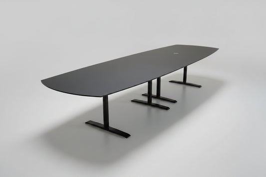 Pedrali tøndeformet konferencebord i sort linoleum 480x120 cm set forfra – eksklusivt mødebord til konferencerum og bestyrelseslokaler.