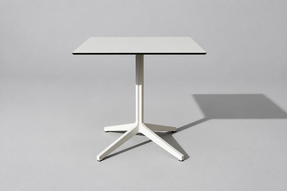 Pedrali Ypsilon cafébord 79x79 cm med hvid laminatplade og sort affaset kant – set forfra