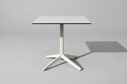 Pedrali Ypsilon cafébord 79x79 cm med hvid laminatplade og sort affaset kant – set forfra