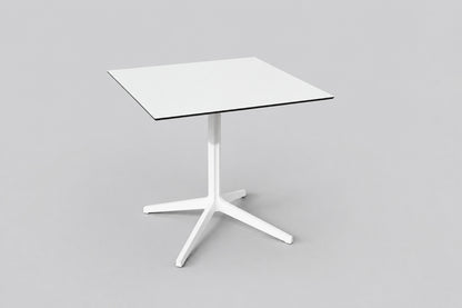 Pedrali Ypsilon cafébord og mødebord 79x79 cm med hvid laminatplade – skrå vinkel