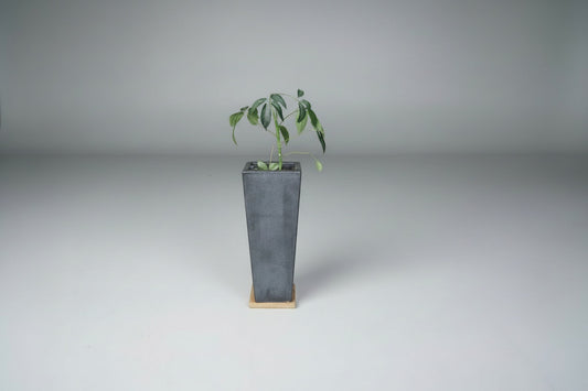 Mat sort antracit plantekasse med hjul set forfra