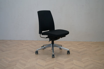 Profim kontorstol i sort set skråt med ergonomisk ryglæn og stål fodkryds