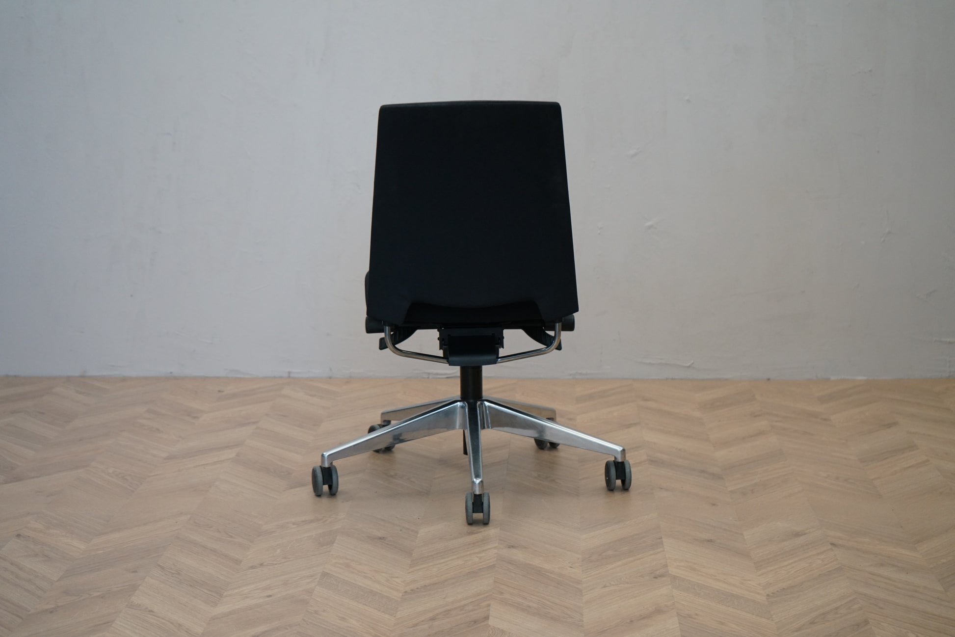Profim kontorstol i sort set bagfra med ergonomisk rygdesign