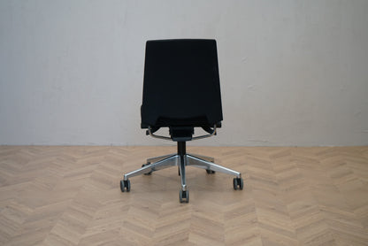 Profim kontorstol i sort set bagfra med ergonomisk rygdesign