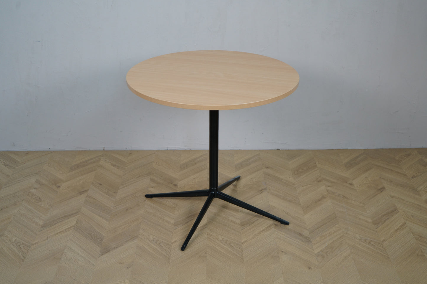 Profim rundt cafébord med bøge bordplade og sort stel Ø80 cm set forfra
