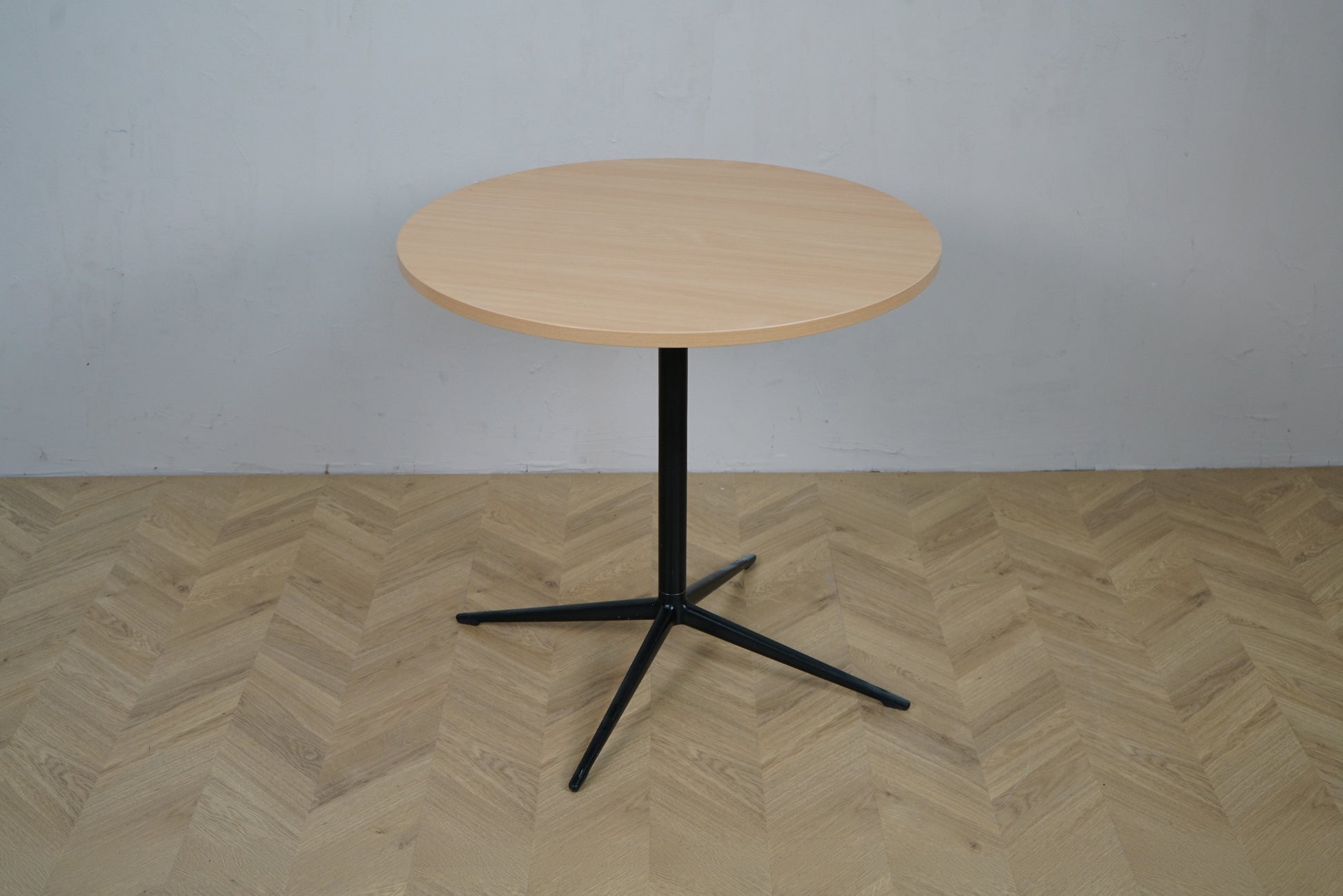 Profim rundt cafébord med bøge bordplade og sort stel Ø80 cm set forfra
