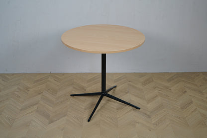 Profim rundt cafébord med bøge bordplade og sort stel Ø80 cm set forfra
