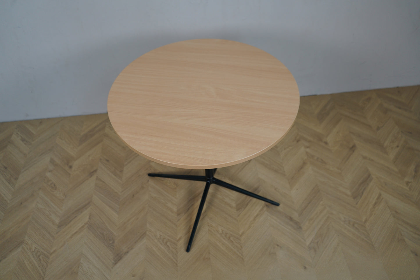 Cafébord fra Profim med rund bøge bordplade Ø80 cm og sort krydsstel set fra siden