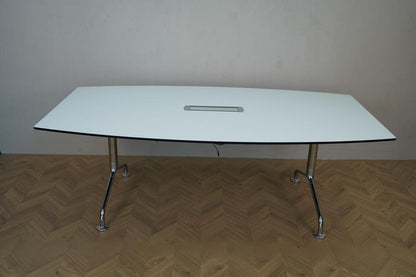 Frontbillede af Randers & Radius konferencebord i hvid med krom stel og plads til 6-10 personer – 210x110 cm.