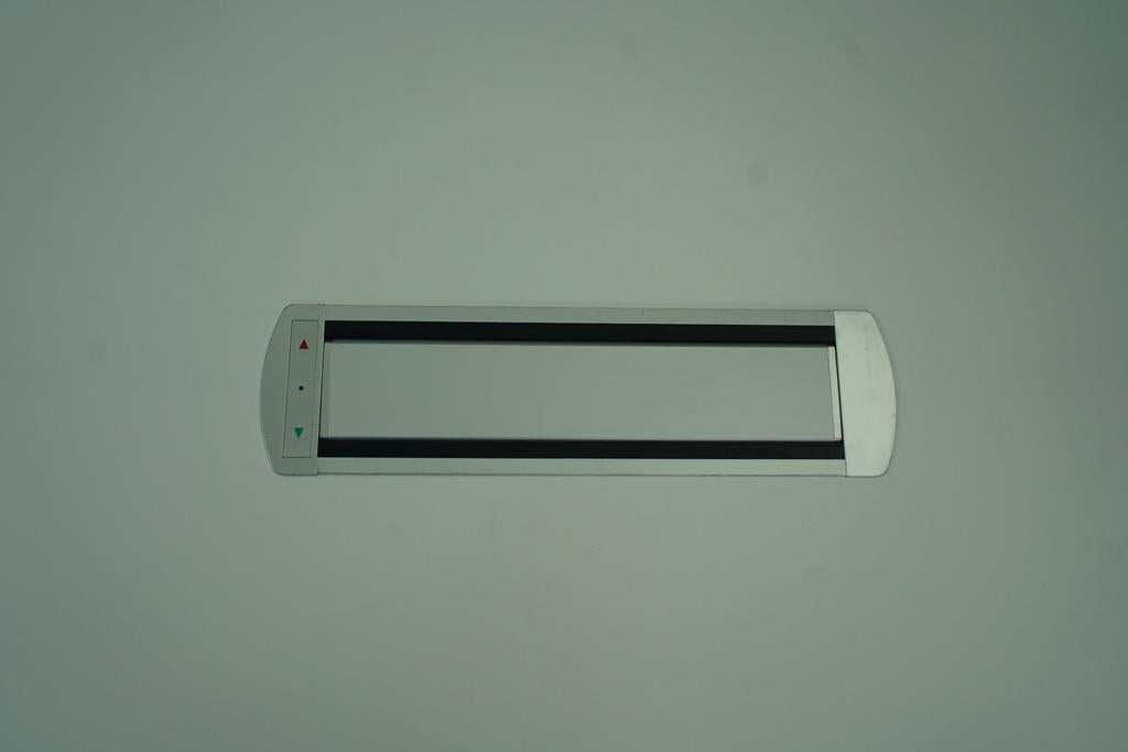 Detalje af kabelgennemføring og integreret stikkontakt på Randers & Radius konferencebord i hvid – 210x110 cm.