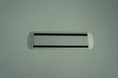 Detalje af kabelgennemføring og integreret stikkontakt på Randers & Radius konferencebord i hvid – 210x110 cm.