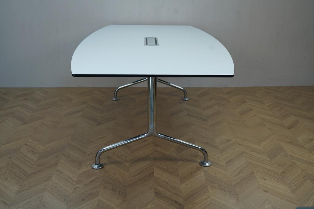 Sideprofil af Randers & Radius konferencebord med hvid bordplade og krom stel – 210x110 cm.