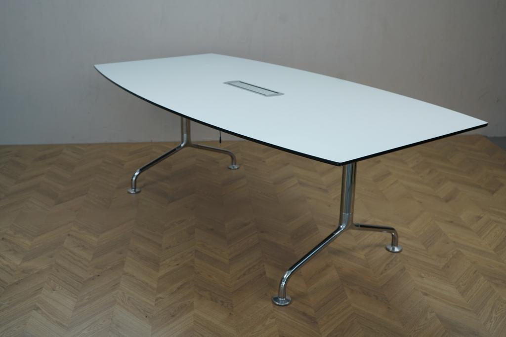 Skrå visning af Randers & Radius konferencebord i hvid med krom stel og tøndeformet bordplade – 210x110 cm.