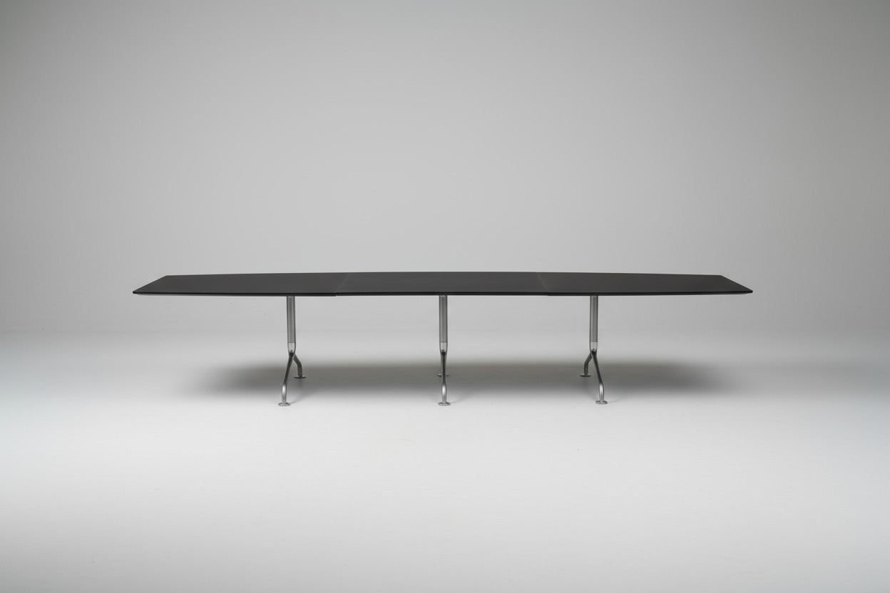 Randers+Radius sort mødebord set forfra – konferencebord med krom stel 420x120 cm