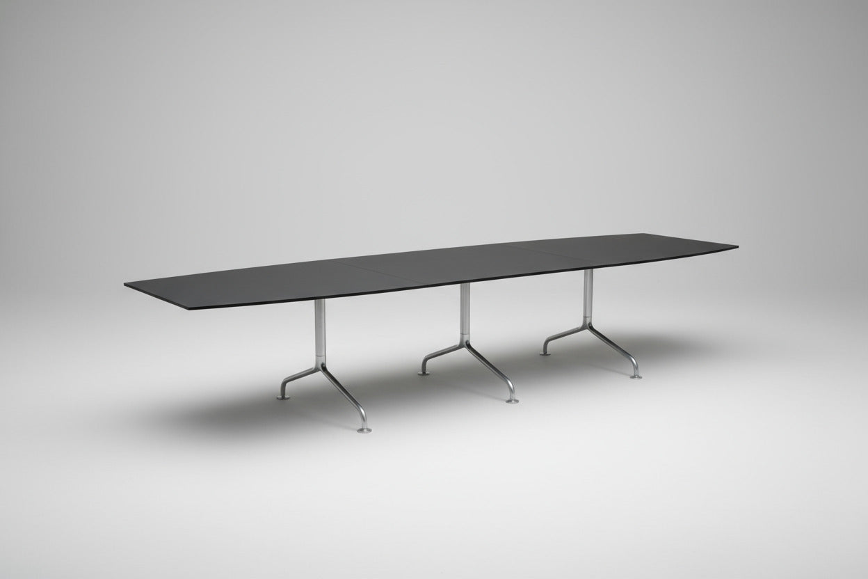 Randers+Radius mødebord i sort linoleum med krom stel set fra siden – 420x120 cm