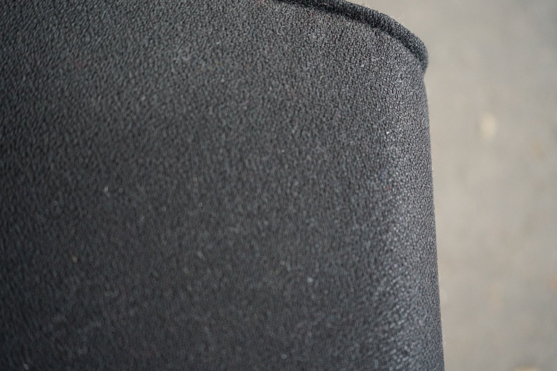 Close-up af RBM 615 kontorstolens polstrede sort stof og ergonomiske detaljer