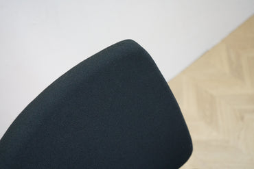 Close up af RBM 620 kontorstol med sort sæde og ryg