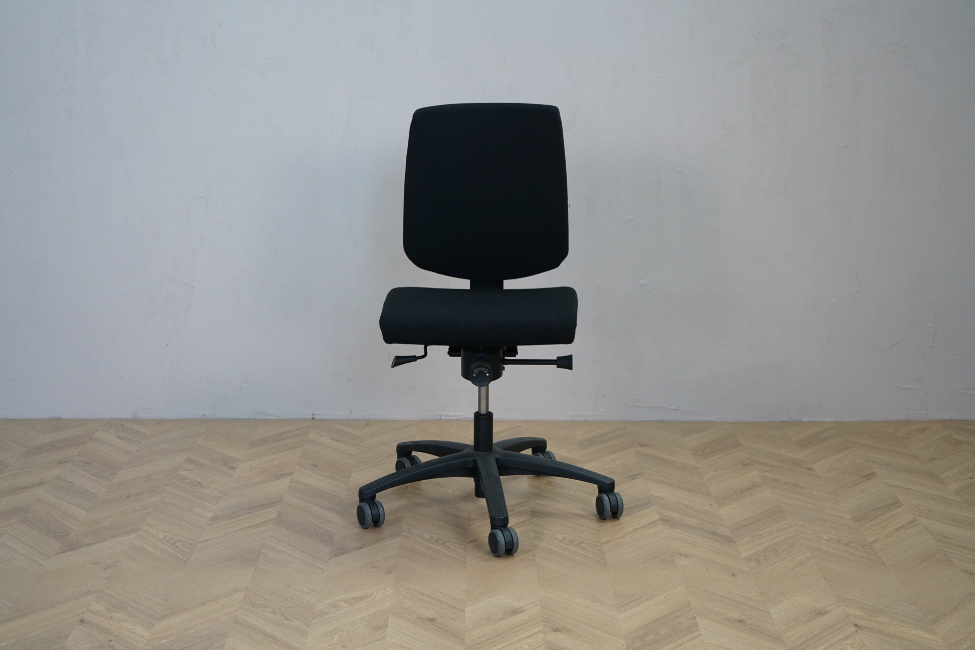 RBM 620 ergonomisk kontorstol i sort med sort fodkryds set forfra