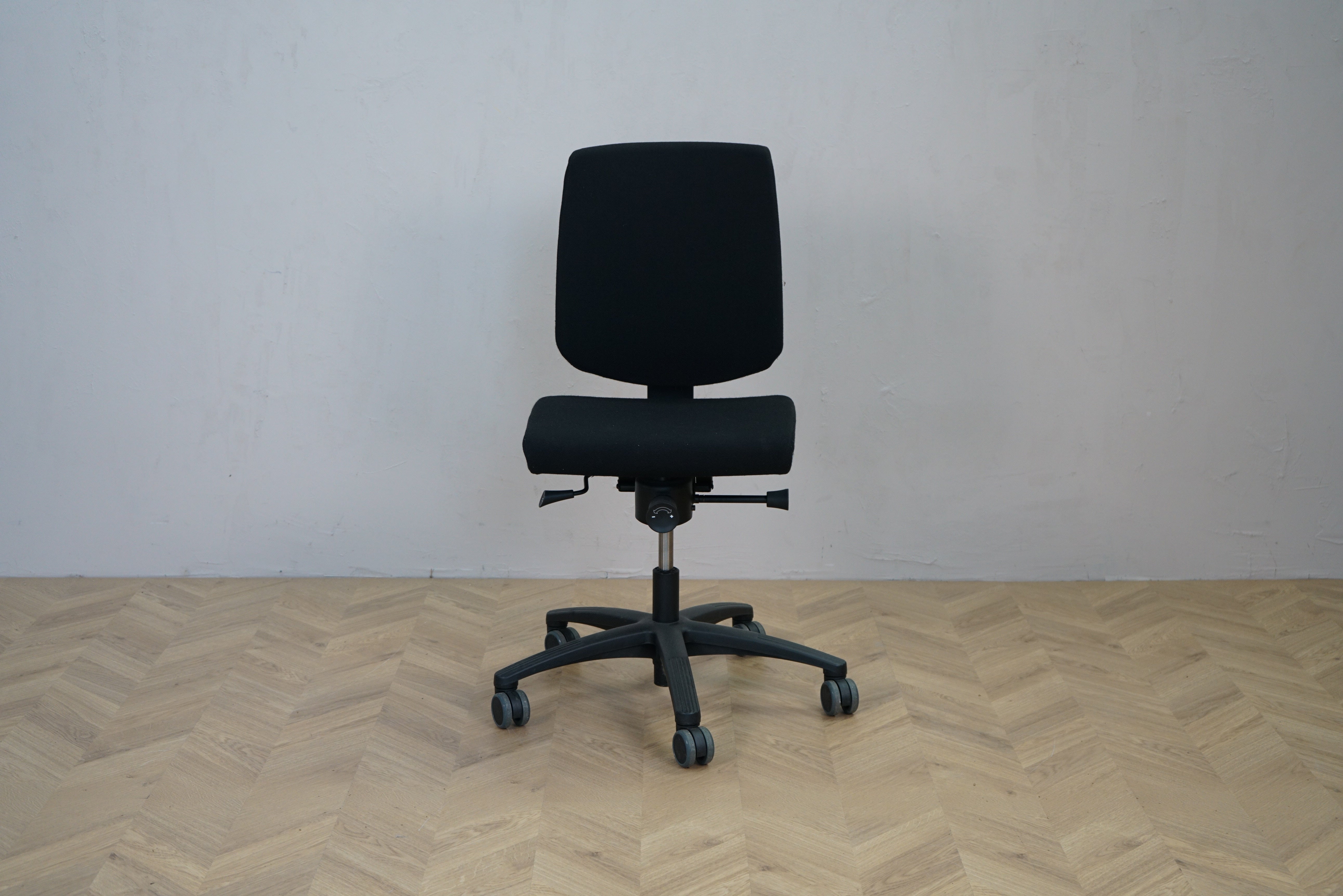 RBM 620 ergonomisk kontorstol i sort med sort fodkryds set forfra