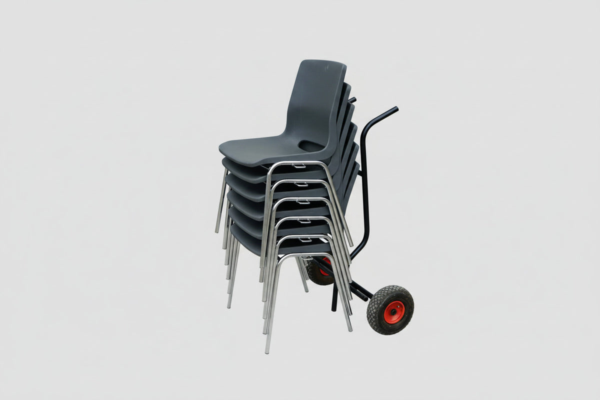 RBM mørkegrå stabelbare kantinestole med blankt metalsilver stålstel stablet